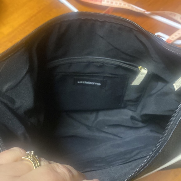 - Black with cream accents pebbled leather purse by Liz Claiborne - Picture 4 of 4